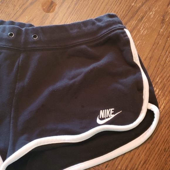 Nike Booty Shorts Medium - Picture 3 of 4